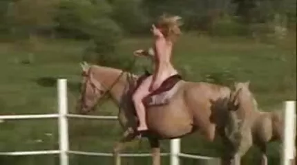 Кицька, повна сперми після сексу порно відео категорії в позі раком і незапланованої вагітності.