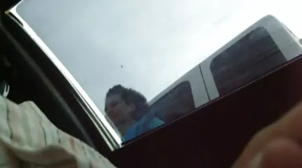Брюнетка мастурбує вібратором. пррно відео
