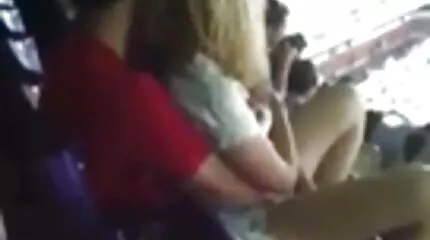 Літтлберрі розважається з порно відео групове членом, розважаючи кицьку.