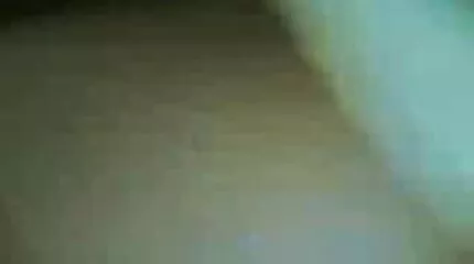 Мініатюрна Дакота порно відео дивитись Бернс смокче попку на камеру.