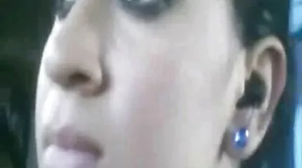 Охоронець змушує злодія смоктати член і трахатись з ним на порно відео перший секс столі.