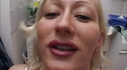 Перестань постійно грати в консоль, краще трахни мене і намокни від прно відео сперми!.