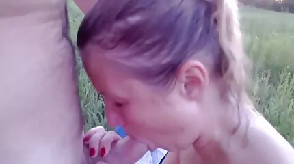 Арія Логан грає безкоштовне відео порно зі своєю кицькою на камеру і отримує кайф.