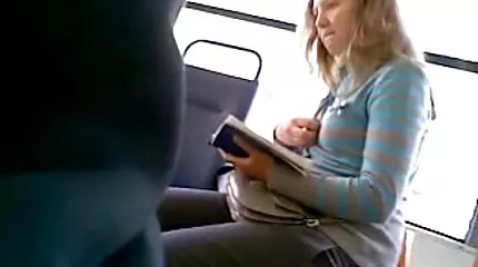 Потворні сиськи, показані порно відео секс на кастингу.