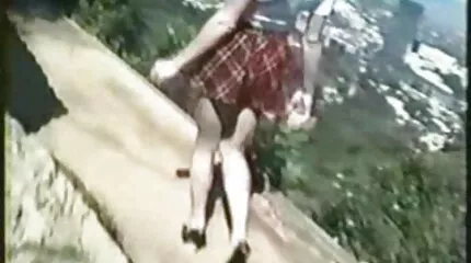 Вісімнадцятирічна дівчина трахкає гарне порно відео з афроамериканцем.