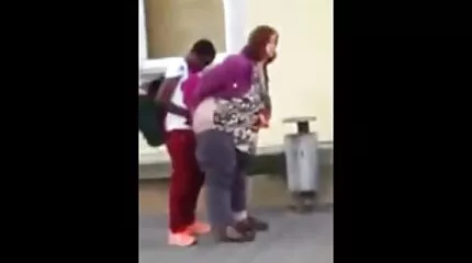 Профурсетка дивитися порно відео безплатно розважає хлопців анальним сексом.