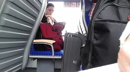 Молоді дівчата трахаються з NYE hahal, з найкраще порно відео яким вони познайомилися в клубі.