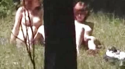 Він жує двох сучок з клубу. прно відео