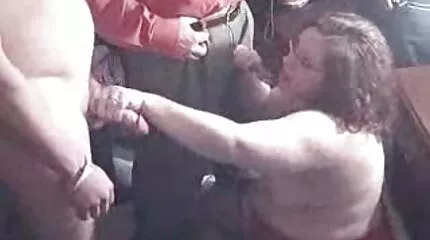 Вона мастурбує і смокче член, поки її кицьку беруть в порно відеа руки.