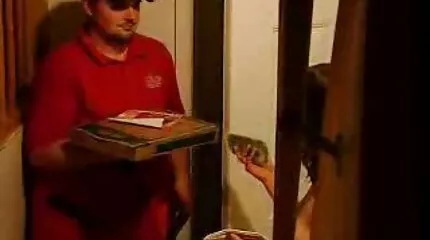 Наталі Найт порно безплатно відео трахкає в свою тугу дірочку.