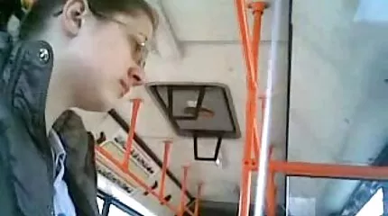 Дівчина зраджує одному хлопцеві і смокче порно відео чати іншому.