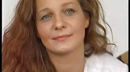 Мона Блу застряє у великому порно відео скрита камера члені свого вітчима.