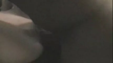 Абеллу Денджер трахкає в жопу порно відео безплатне на капоті драндулета.