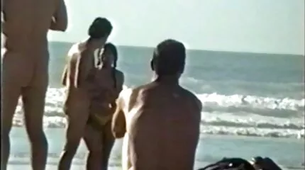 Сесілія трахкає з білим порно відео безкоштовно хлопцем.